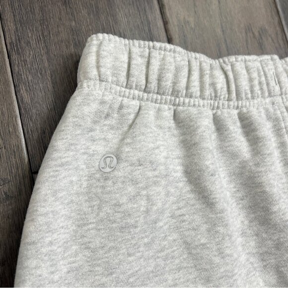 Lululemon NWOT Scuba Mid-Rise Oversized Short 7" Heathered Core Ultra Light Grey - Picture 3 of 8
